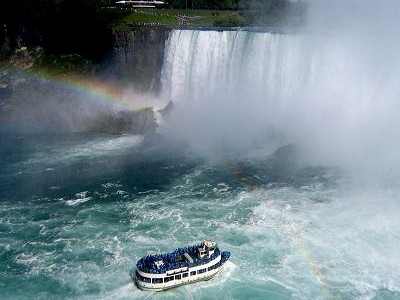 滝まで近づくクルーズ船