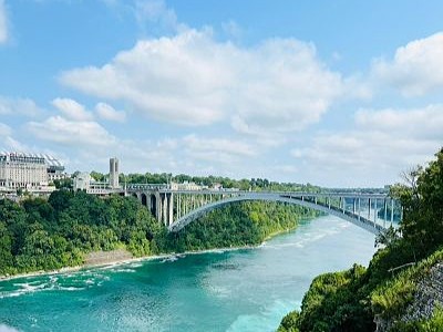 ナイアガラの滝のレインボーブリッジ